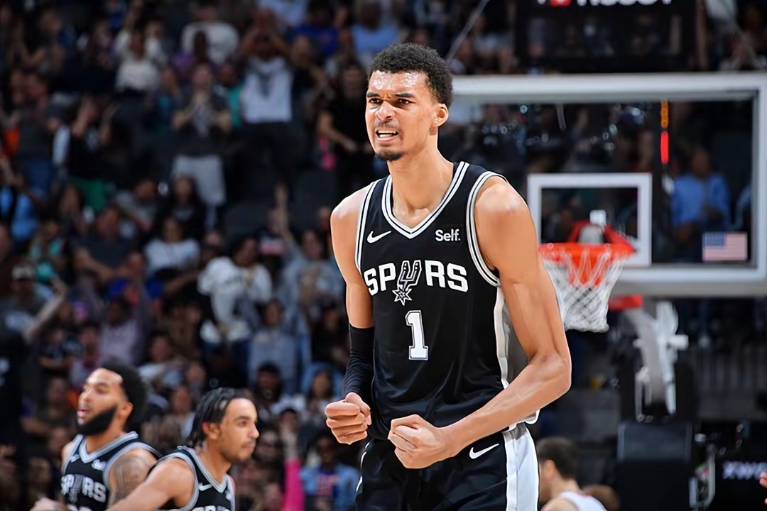 英雄-包含阿斯顿维拉国际比赛日篮板制胜，志在NBA常规赛名次提升，赛场秩序良好，团队化学反应显著的词条